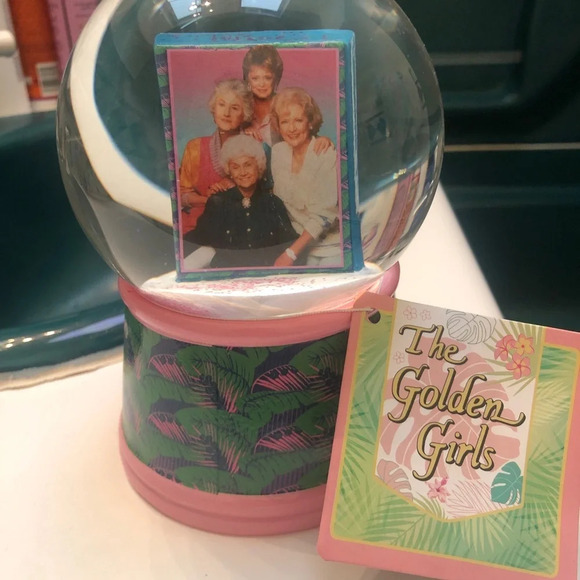 NWT GOLDEN GIRLS SNOW GLOBE - Picture 1 of 4